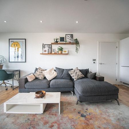 Stunning Riverside View Apartment, Near Canary Wharf & O2 Лондон Екстериор снимка