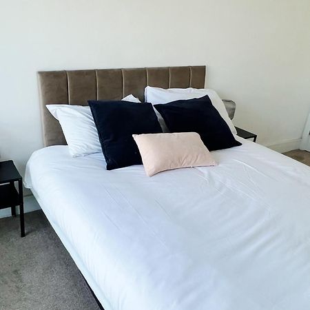 Stunning Riverside View Apartment, Near Canary Wharf & O2 Лондон Екстериор снимка