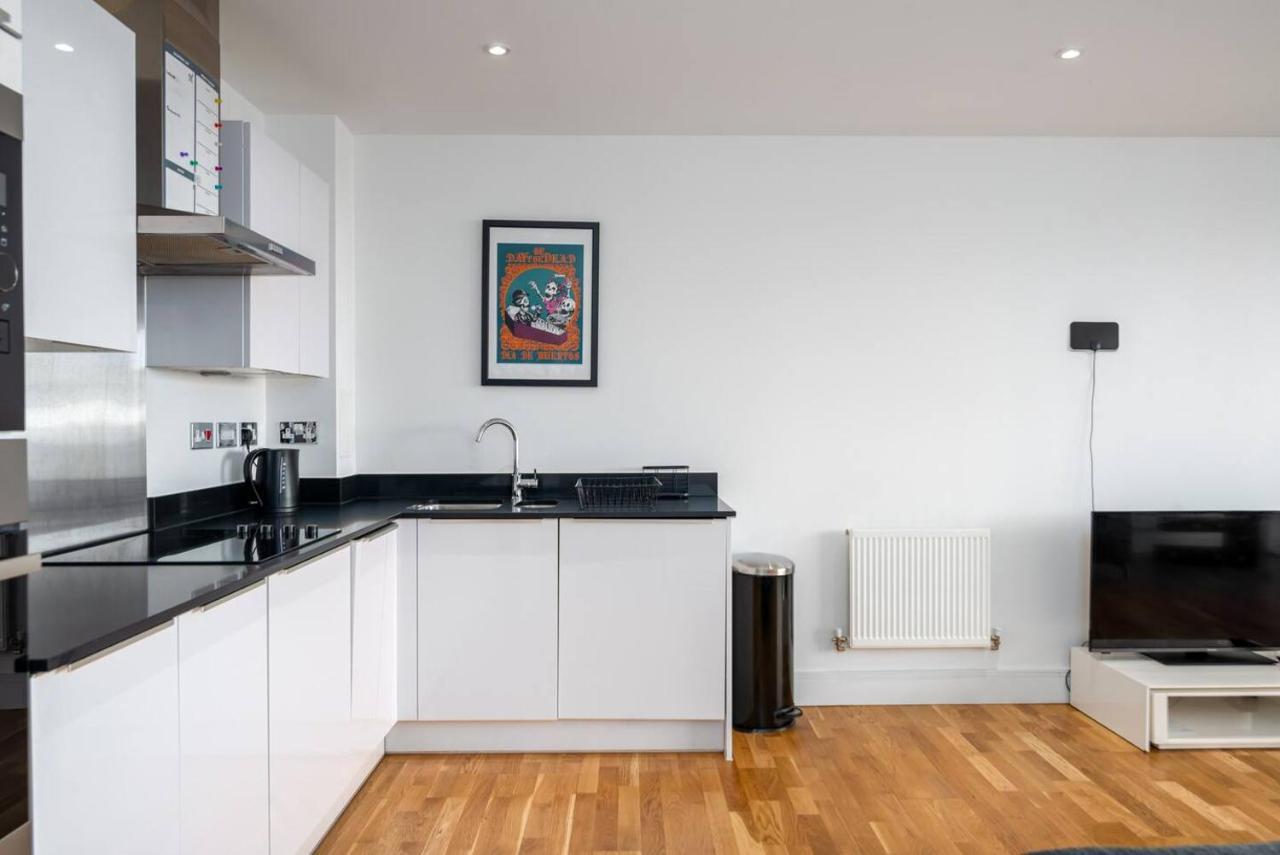 Stunning Riverside View Apartment, Near Canary Wharf & O2 Лондон Екстериор снимка