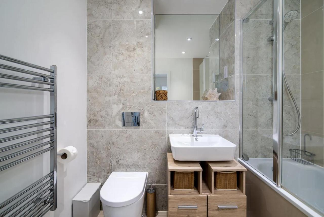 Stunning Riverside View Apartment, Near Canary Wharf & O2 Лондон Екстериор снимка