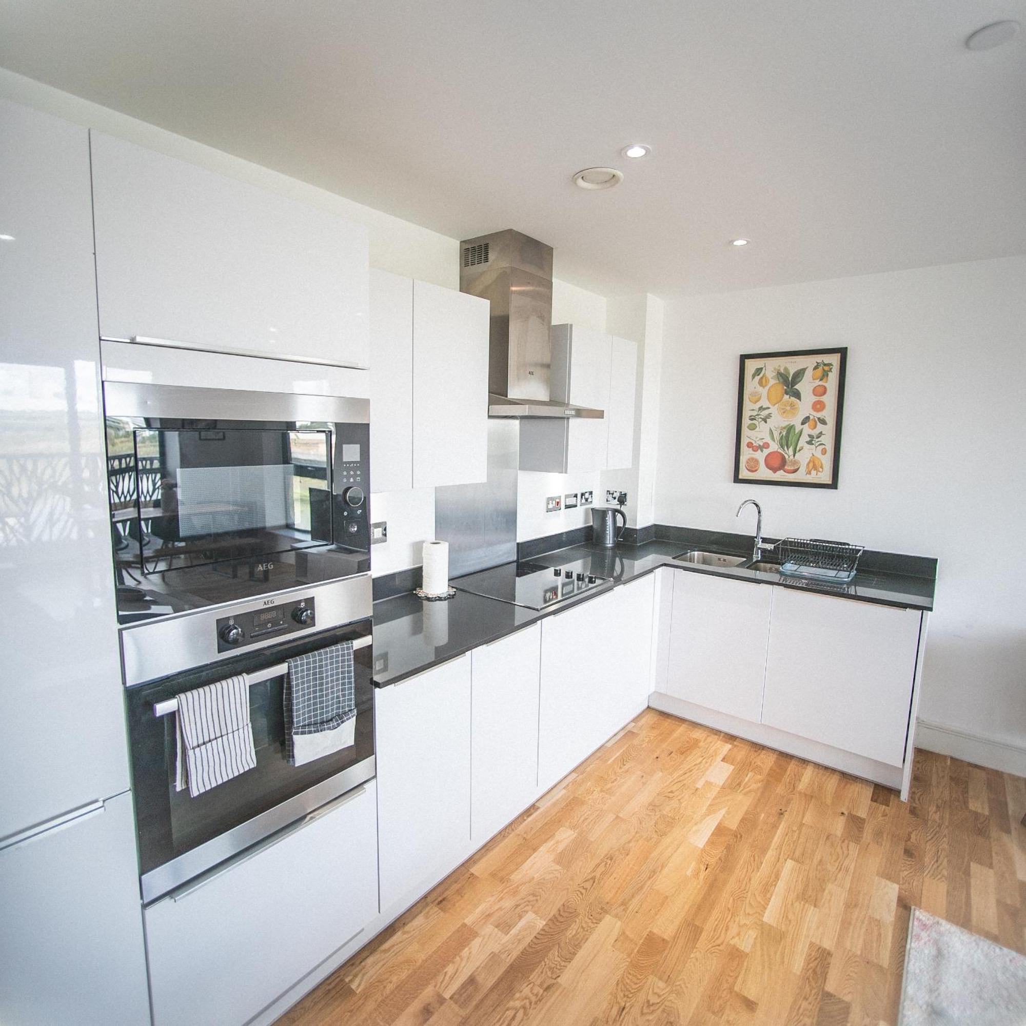 Stunning Riverside View Apartment, Near Canary Wharf & O2 Лондон Екстериор снимка