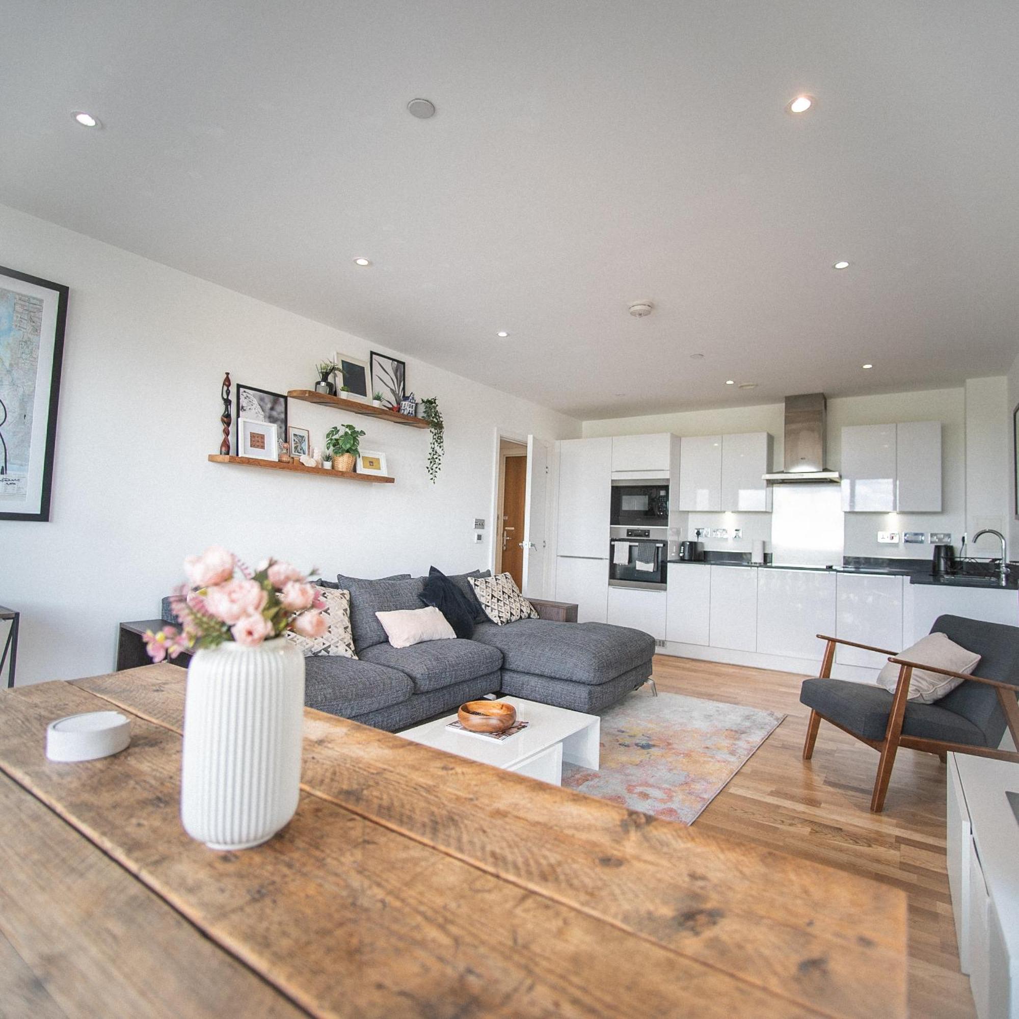 Stunning Riverside View Apartment, Near Canary Wharf & O2 Лондон Екстериор снимка