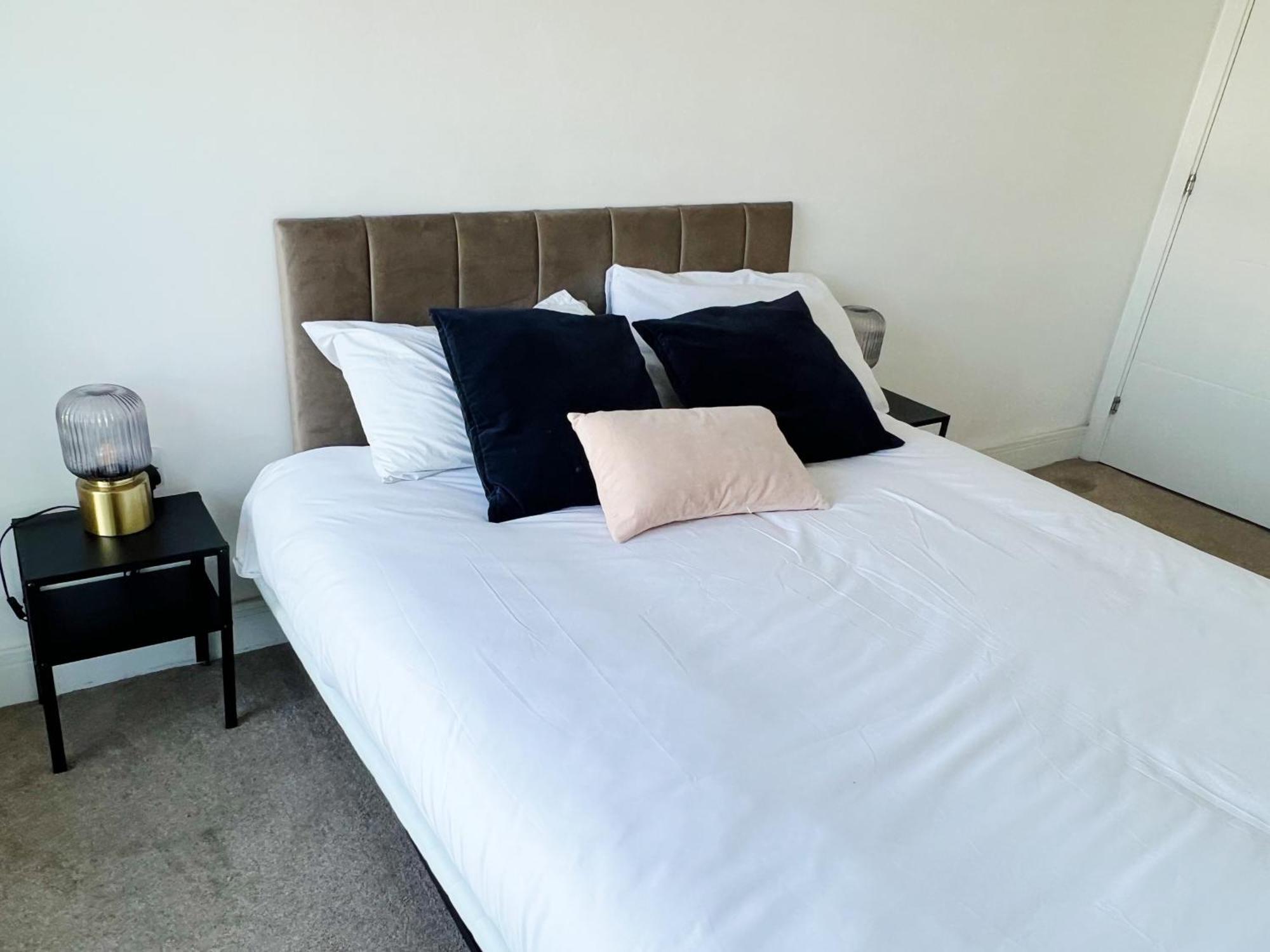 Stunning Riverside View Apartment, Near Canary Wharf & O2 Лондон Екстериор снимка
