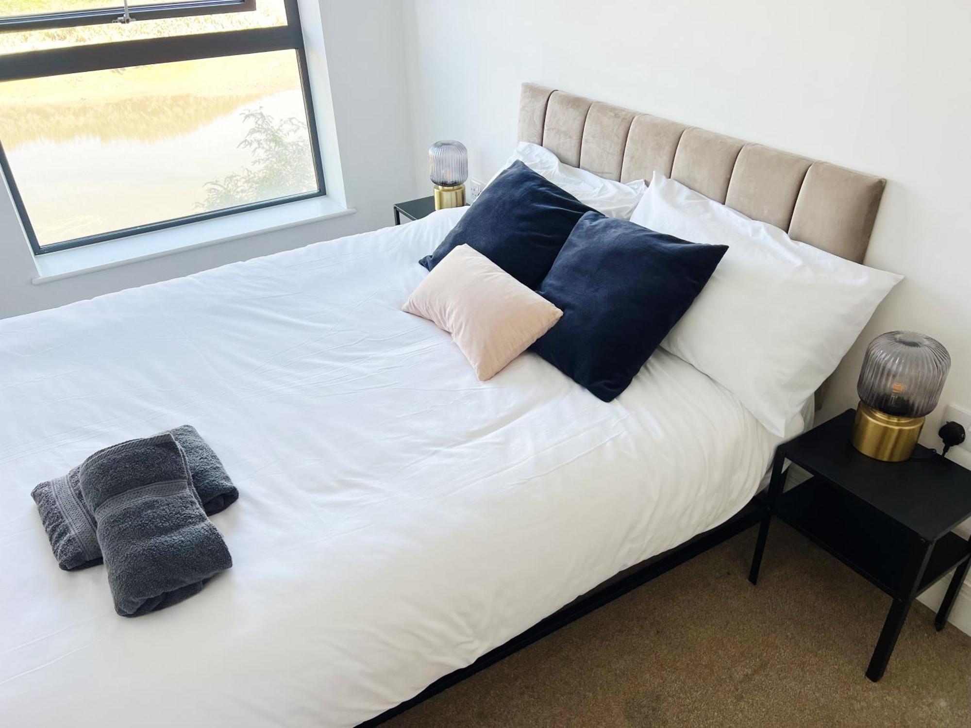 Stunning Riverside View Apartment, Near Canary Wharf & O2 Лондон Екстериор снимка