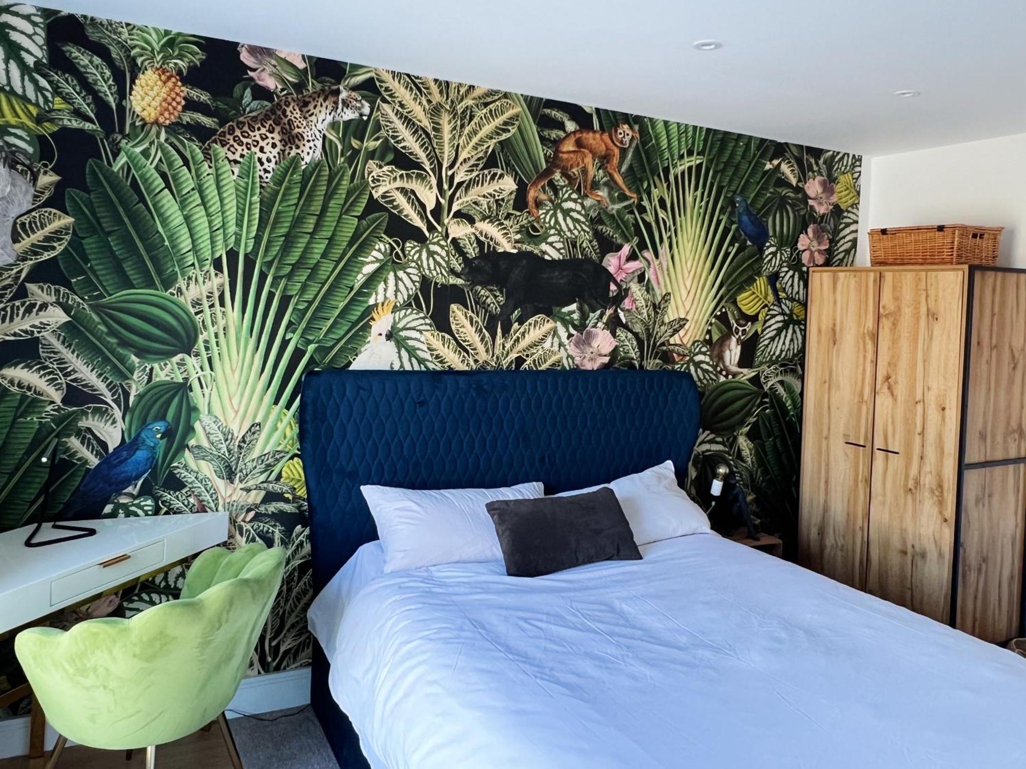 Stunning Riverside View Apartment, Near Canary Wharf & O2 Лондон Екстериор снимка